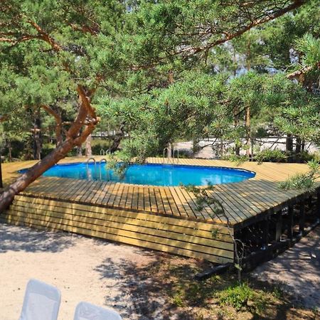 SUB HEL. Budżetowe pokoje w domu z basenem. Wokół domu tylko natura. Balkon zbyteczny. Hel Exterior foto