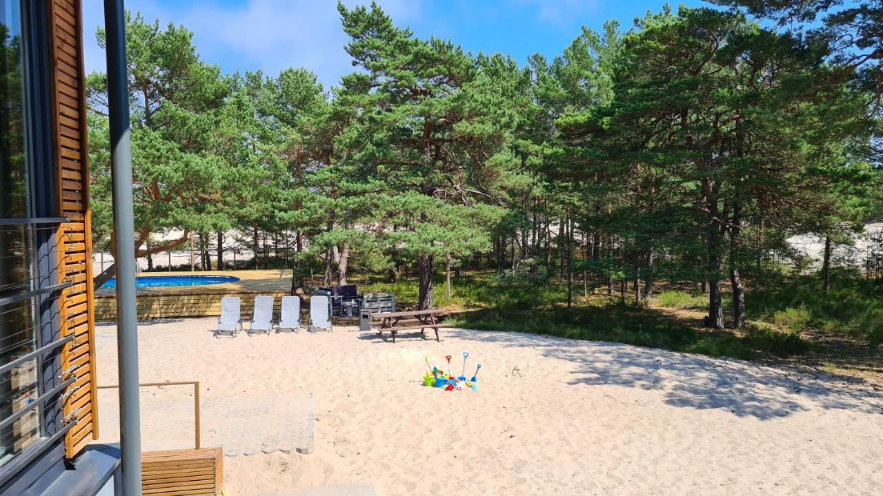 SUB HEL. Budżetowe pokoje w domu z basenem. Wokół domu tylko natura. Balkon zbyteczny. Hel Exterior foto