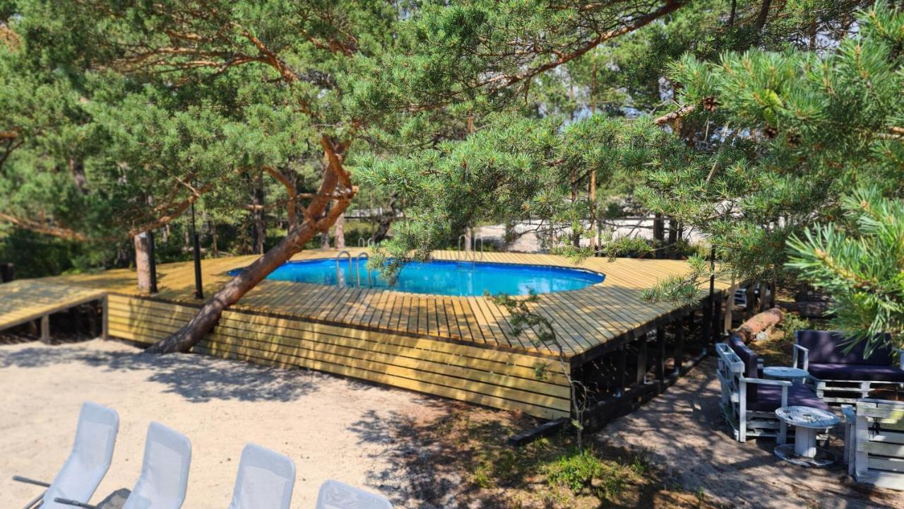 SUB HEL. Budżetowe pokoje w domu z basenem. Wokół domu tylko natura. Balkon zbyteczny. Hel Exterior foto