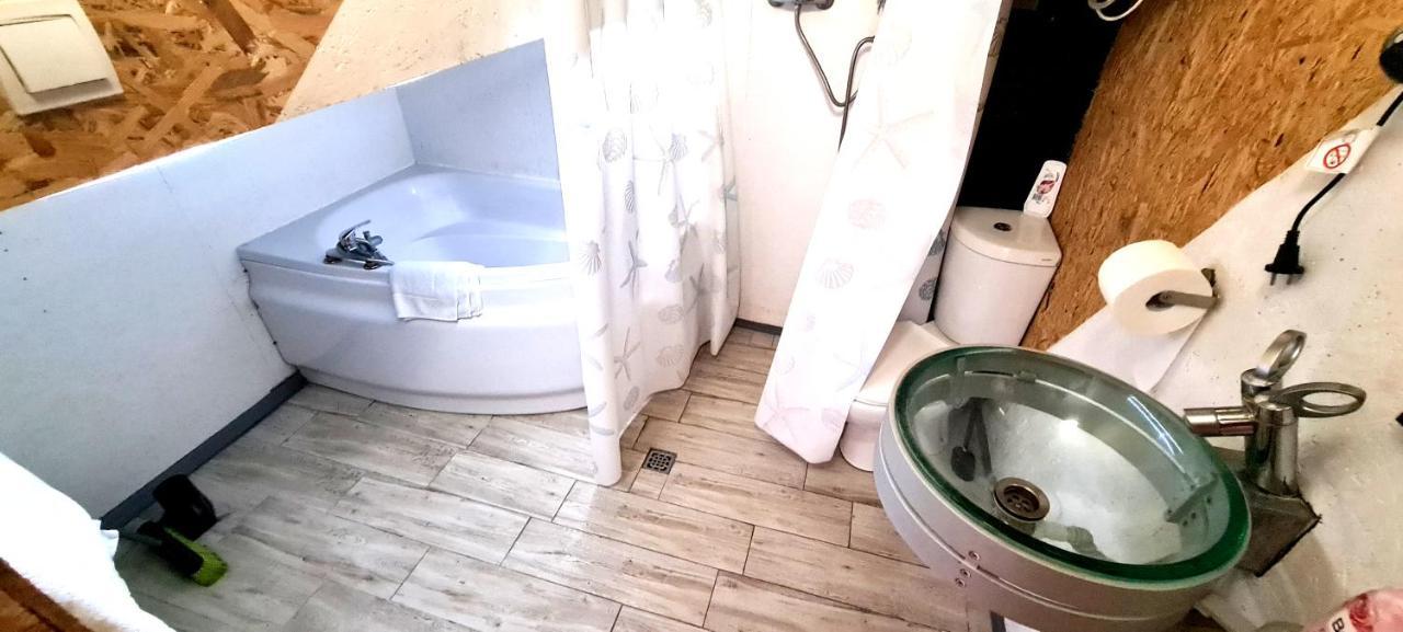 SUB HEL. Budżetowe pokoje w domu z basenem. Wokół domu tylko natura. Balkon zbyteczny. Hel Exterior foto