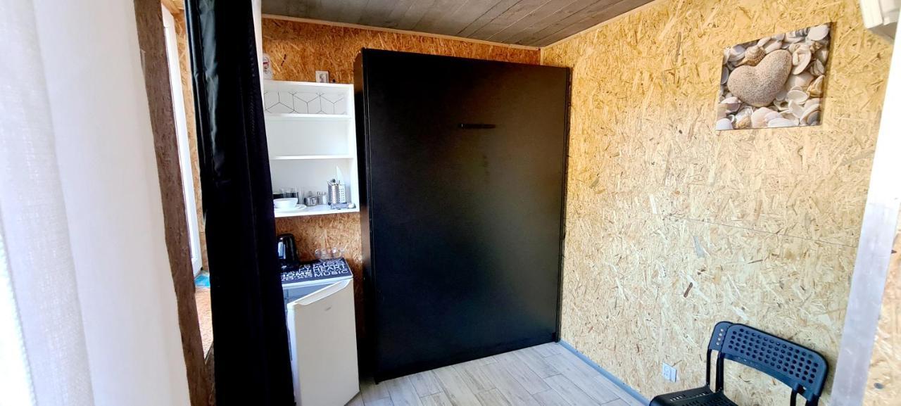 SUB HEL. Budżetowe pokoje w domu z basenem. Wokół domu tylko natura. Balkon zbyteczny. Hel Exterior foto