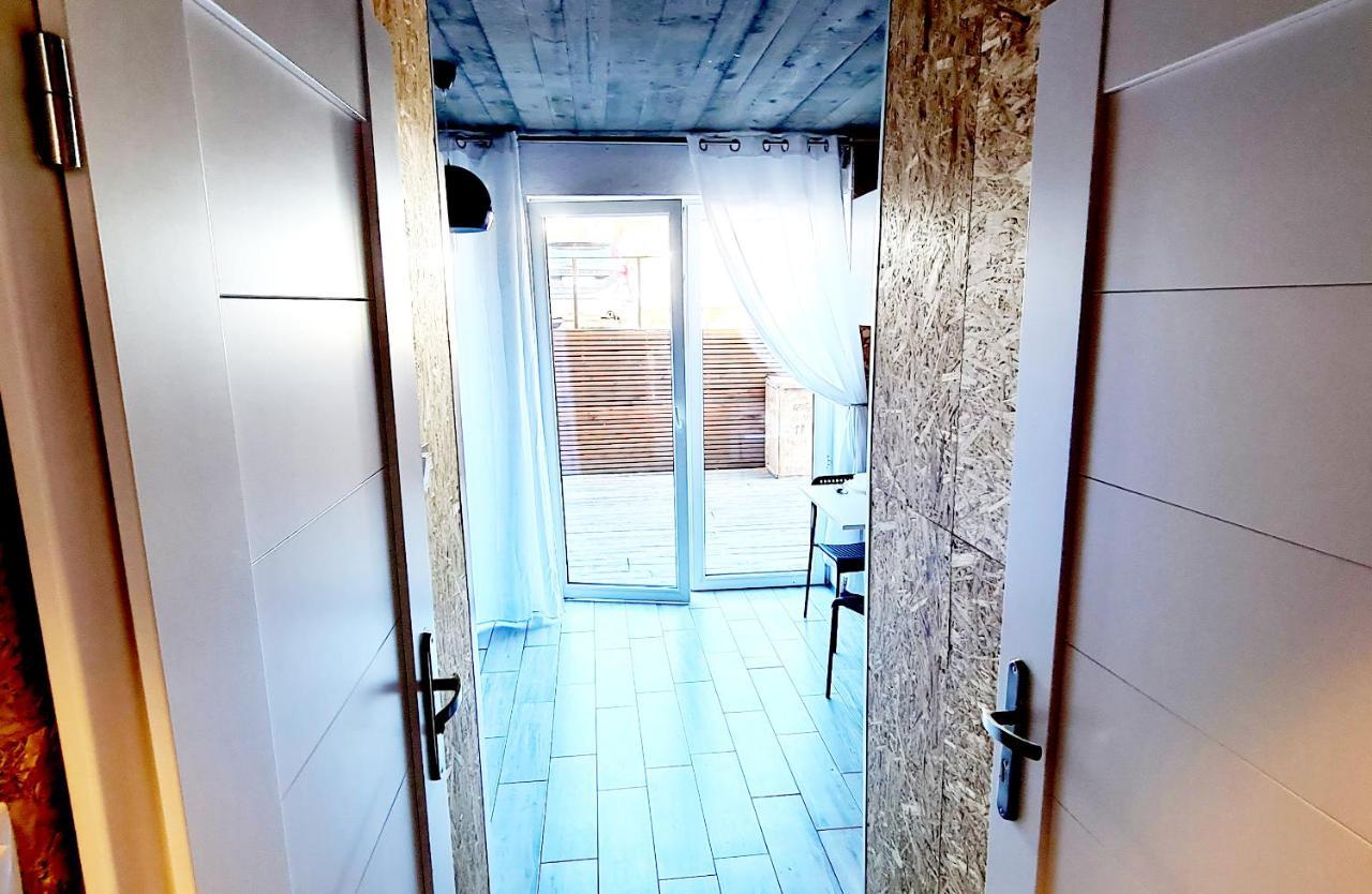 SUB HEL. Budżetowe pokoje w domu z basenem. Wokół domu tylko natura. Balkon zbyteczny. Hel Exterior foto
