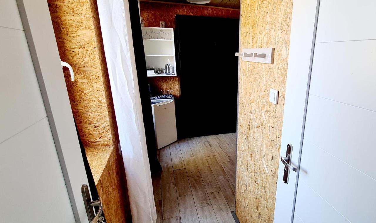 SUB HEL. Budżetowe pokoje w domu z basenem. Wokół domu tylko natura. Balkon zbyteczny. Hel Exterior foto