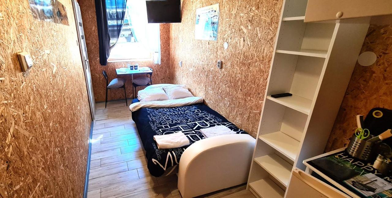 SUB HEL. Budżetowe pokoje w domu z basenem. Wokół domu tylko natura. Balkon zbyteczny. Hel Exterior foto