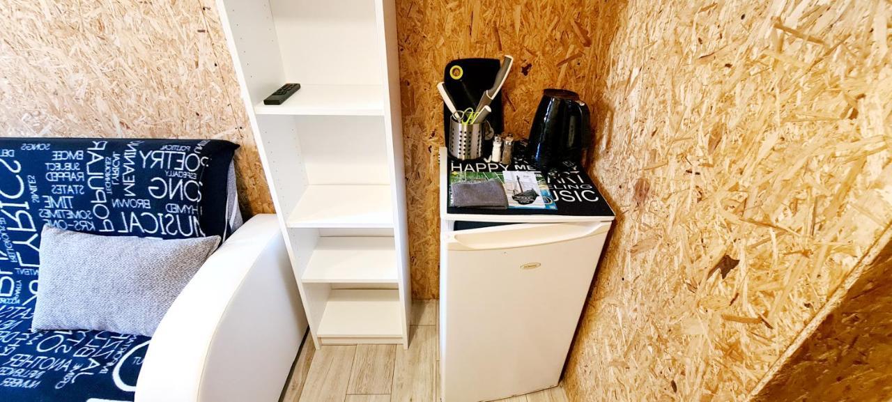 SUB HEL. Budżetowe pokoje w domu z basenem. Wokół domu tylko natura. Balkon zbyteczny. Hel Exterior foto