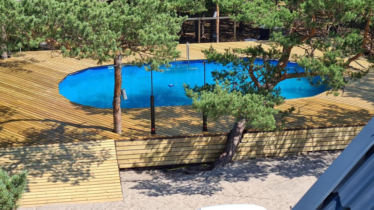 SUB HEL. Budżetowe pokoje w domu z basenem. Wokół domu tylko natura. Balkon zbyteczny. Hel Exterior foto