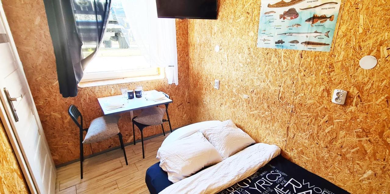 SUB HEL. Budżetowe pokoje w domu z basenem. Wokół domu tylko natura. Balkon zbyteczny. Hel Exterior foto