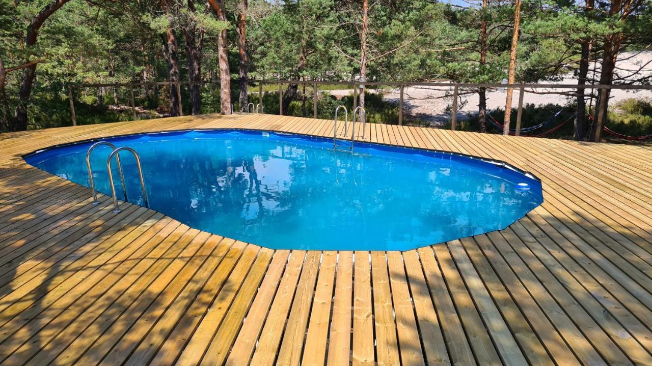 SUB HEL. Budżetowe pokoje w domu z basenem. Wokół domu tylko natura. Balkon zbyteczny. Hel Exterior foto