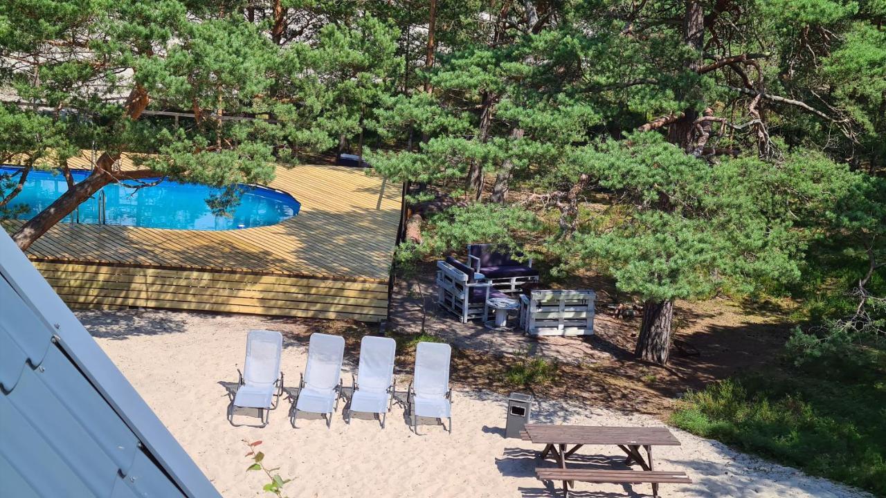 SUB HEL. Budżetowe pokoje w domu z basenem. Wokół domu tylko natura. Balkon zbyteczny. Hel Exterior foto