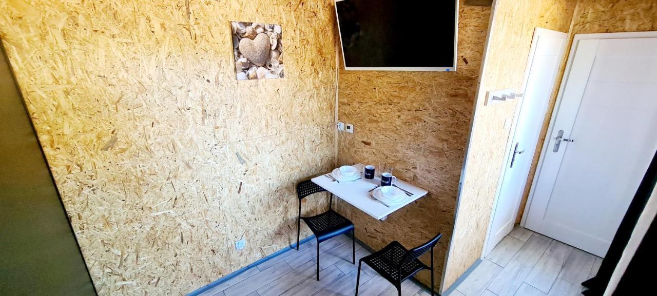 SUB HEL. Budżetowe pokoje w domu z basenem. Wokół domu tylko natura. Balkon zbyteczny. Hel Exterior foto