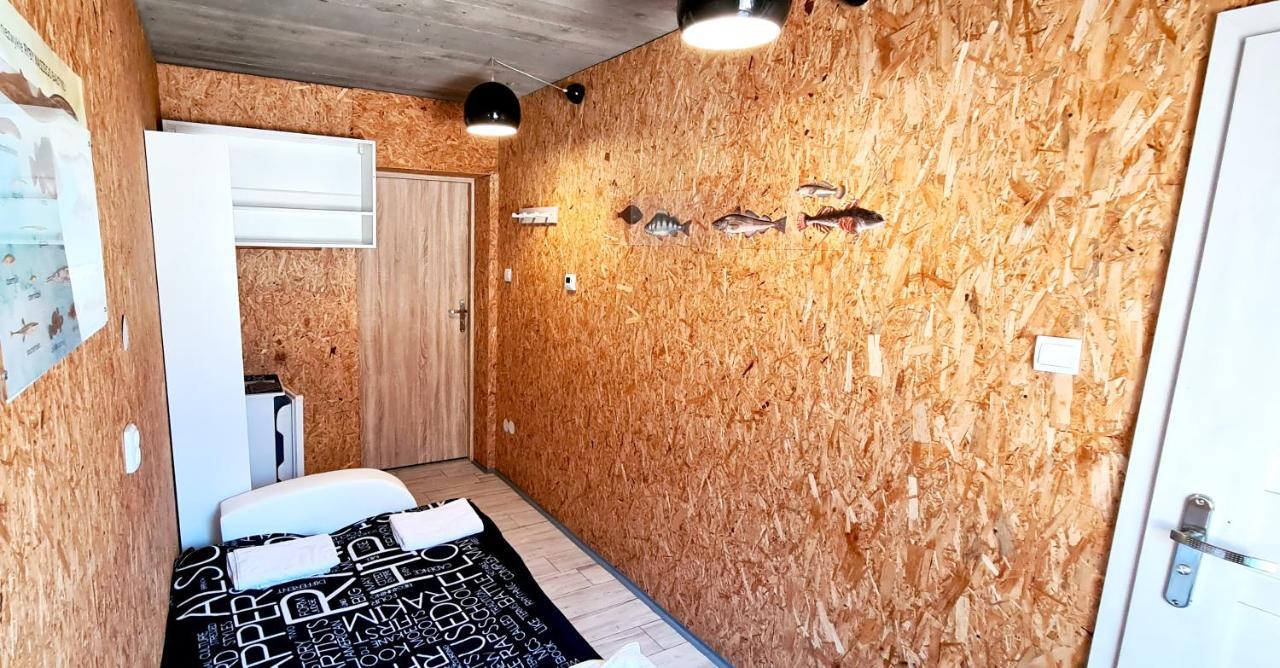 SUB HEL. Budżetowe pokoje w domu z basenem. Wokół domu tylko natura. Balkon zbyteczny. Hel Exterior foto