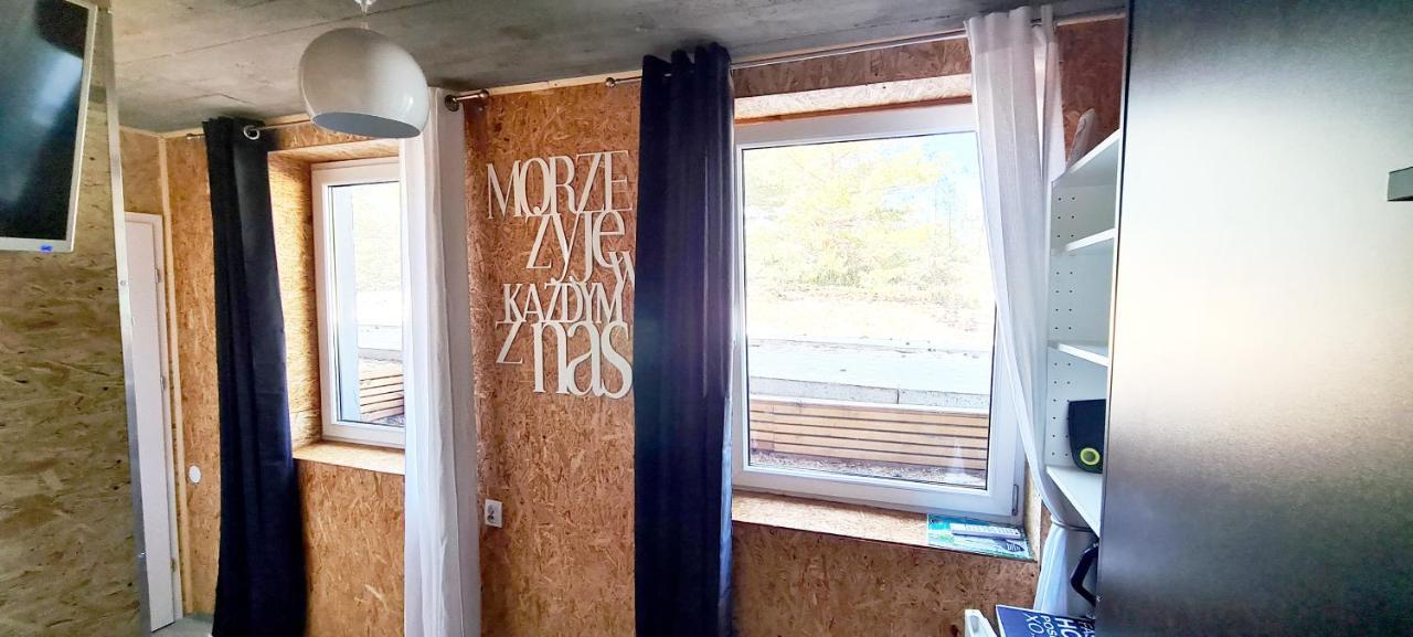 SUB HEL. Budżetowe pokoje w domu z basenem. Wokół domu tylko natura. Balkon zbyteczny. Hel Exterior foto