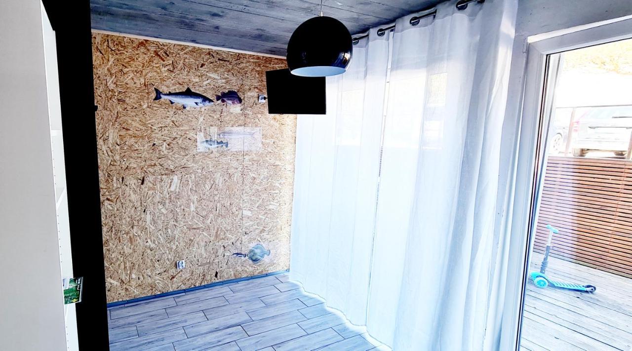 SUB HEL. Budżetowe pokoje w domu z basenem. Wokół domu tylko natura. Balkon zbyteczny. Hel Exterior foto