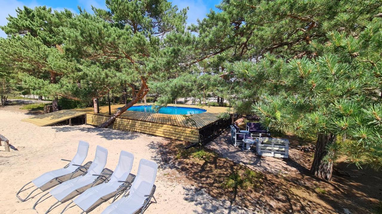 SUB HEL. Budżetowe pokoje w domu z basenem. Wokół domu tylko natura. Balkon zbyteczny. Hel Exterior foto
